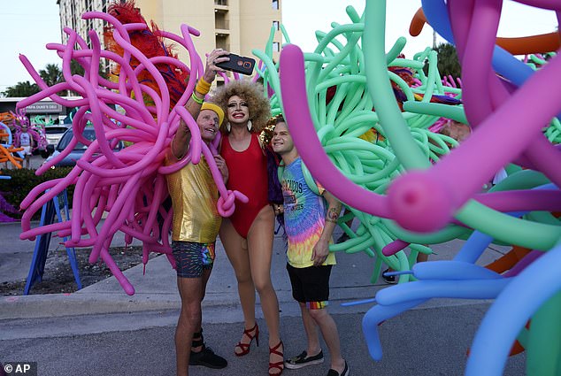 Vor dem letzten Wochenende des Pride-Monats warnen Beamte von Florida und die CDC vor einem „historischen“ Ausbruch der Meningokokken-Erkrankung unter schwulen und bisexuellen Männern im Bundesstaat Sunshine.  Im Bild: Nachtschwärmer machen Fotos bei einer Pride-Veranstaltung am 18. Juni in Wilton Manors, Florida