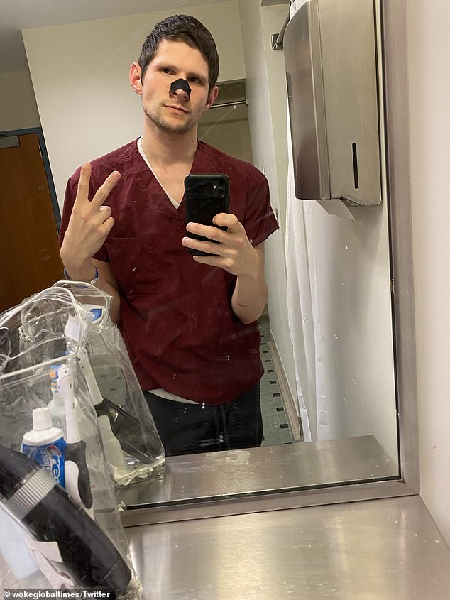 Jake Eberts, 26, aus Washington DC, wurde im Rahmen einer Impfprovokationsstudie mit Shigella infiziert.  Ihm waren vor der Infektion zwei Dosen entweder der experimentellen Impfung oder eines Placebos verabreicht worden.  Oben ist er mit einem Porenstreifen abgebildet, der zur Entfernung von Mitessern verwendet wird
