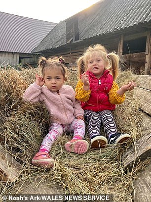 Maya (rechts) erlitt Prellungen und einen gebrochenen Arm, war aber nach dem Unfall ansonsten in Ordnung, da beide Mädchen hinten im Auto saßen.