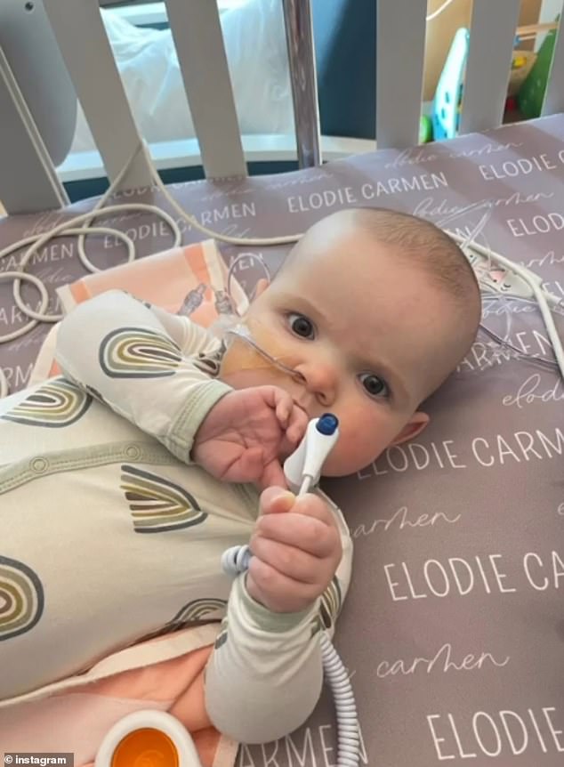 Baker (im Bild) geht es jetzt gut und sie unterzieht sich einer Therapie, um mit ihren Altersgenossen bezüglich Entwicklungsmeilensteinen Schritt zu halten