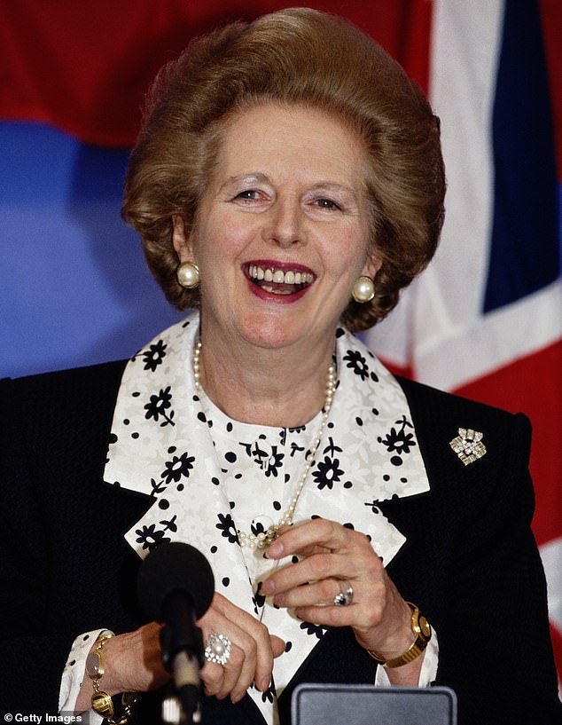 Krallenhand, richtig Dupuytren-Krankheit genannt, betrifft etwa fünf Millionen Briten.  Es verursacht Klumpen von Narbengewebe, die sich auf den Handflächen entwickeln.  (Oben, Lady Thatcher im Jahr 1990)