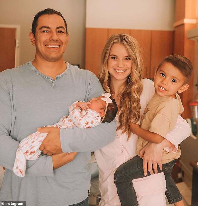 Kaitlyn und ihr Mann Miguel Munoz haben auch einen zweijährigen Sohn namens Callahan, den sie selbst tragen konnte