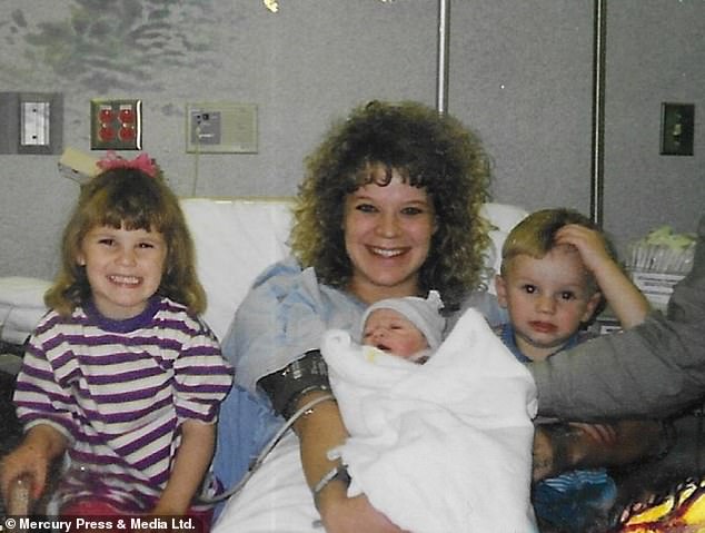 Chalise (im Bild mit Baby Kaitlyn und ihren beiden Geschwistern) wurde von ihrer dankbaren Tochter „Wonder Woman“ genannt
