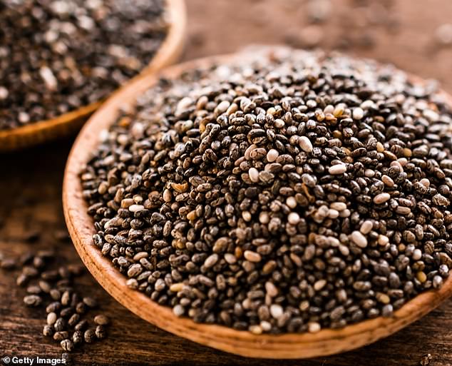 Chia-Samen, die 1 £ für 150 g kosten, sind winzige schwarze Samen der hispanischen Salvia-Pflanze – ein Mitglied der Familie der Lippenblütler