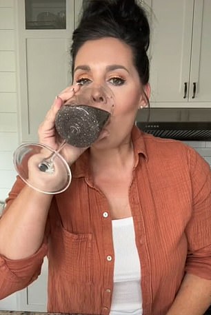 Dutzende anderer Darmgesundheitsexperten und Food-Blogger haben den Trend befürwortet, darunter Dr. Lindsey Schmidt und Ashley McCrary-Mac (im Bild), die jeweils Hunderttausende von Anhängern haben