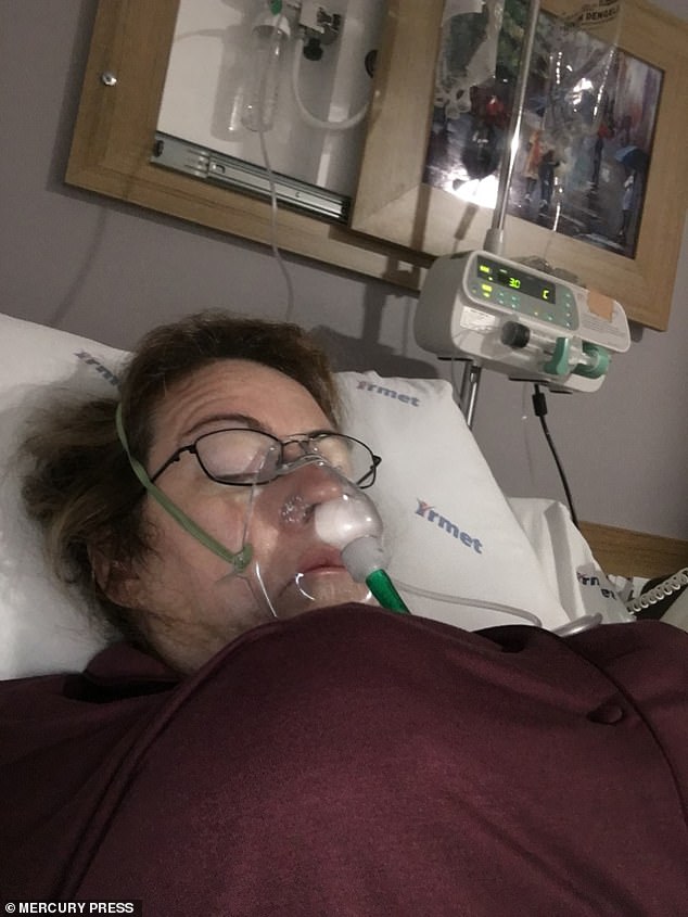 Sie ist im Krankenhaus in der Türkei abgebildet, wo sie nach einer mutmaßlichen Infektion fünf Tage lang ans Bett gefesselt war