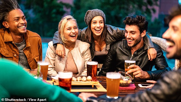 Forscher fanden heraus, dass Menschen unter 40 nichts vom Trinken profitieren und es nach Möglichkeit ganz vermeiden sollten (Dateifoto)