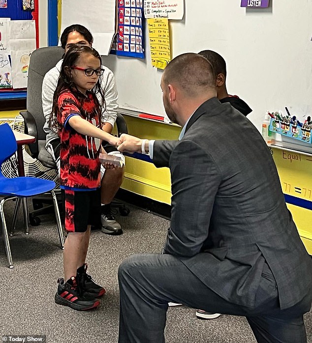 Der jüngere sagte, er habe gesehen, wie Ärzte das Heimlich in der Show aufführten, und beschloss, sich daran zu erinnern, weil es wie etwas „Wichtiges“ schien.