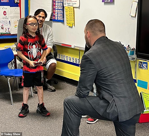 Jetzt wurde er als Held gebrandmarkt und Anfang dieser Woche von Senator Akshar mit dem New York State Senate Commendation Award ausgezeichnet