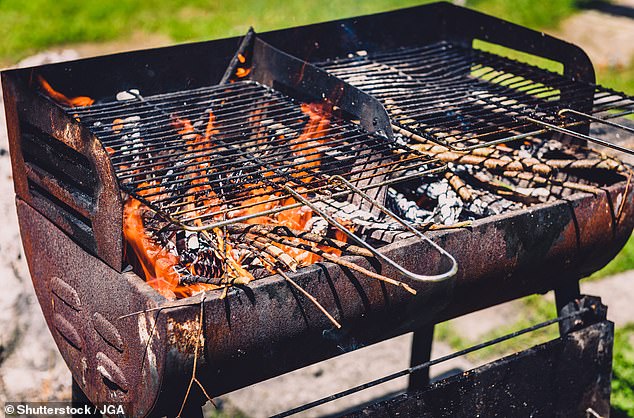 Obwohl sie abstoßend sein mögen, stellen schmutzige Grillroste nicht das gleiche Risiko einer Lebensmittelvergiftung dar wie Fleisch, das nicht richtig gekocht wird