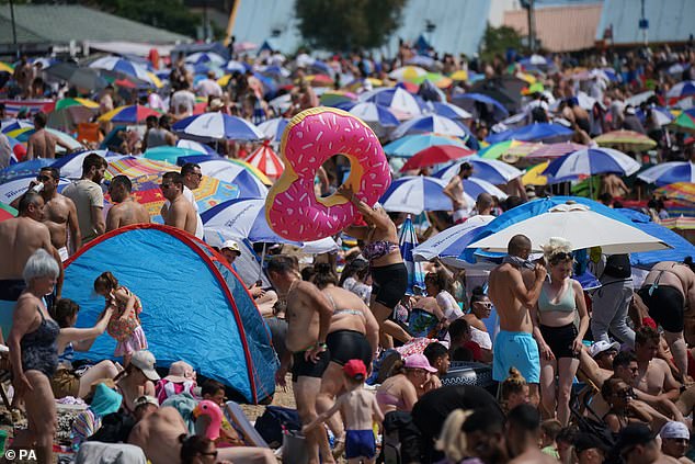 Wenn ein Hitzschlag auftritt, kann die Körpertemperatur innerhalb von 10 bis 15 Minuten auf 41 °C (106 °F) oder mehr ansteigen.  Ein Hitzschlag kann zu einer dauerhaften Behinderung oder zum Tod führen, wenn die Person keine Notfallbehandlung erhält