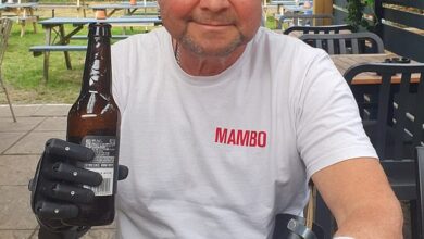 Michael White, 55, verlor alle vier Gliedmaßen aufgrund einer seltenen entzündlichen Erkrankung, konnte aber dank seiner neuen Roboter-Gliedmaßen etwas Pool schießen und einen Schluck eiskaltes Bier trinken