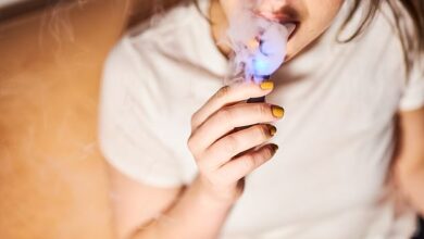 Experten waren der Ansicht, dass Benutzer von Vape- und E-Zigaretten-Nikotingeräten anfällig für die Entwicklung einer „Popcorn-Lunge“ sind, einer Erkrankung, die eine Lungentransplantation erfordern und in schwereren Fällen sogar zum Tod führen könnte (Aktenfoto).