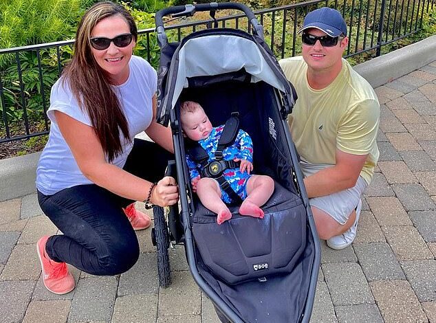 Kate Sippel, 39, aus Ohio, begann drei Monate nach der Geburt ihres Sohnes John David täglich bis zu 15 Mini-Schlaganfälle zu erleiden.  Sie ist auch mit Ehemann Fred abgebildet