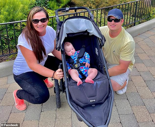 Kate Sippel, 39, aus Ohio, begann drei Monate nach der Geburt ihres Sohnes John David täglich bis zu 15 Mini-Schlaganfälle zu erleiden.  Sie ist auch mit Ehemann Fred abgebildet