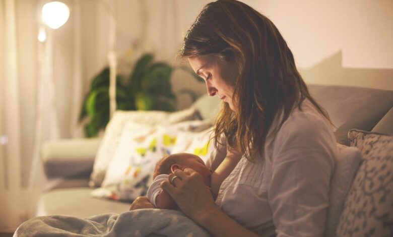 Study: Support for healthy breastfeeding mothers with healthy term babies. Image Credit: Tomsickova Tatyana / Shutterstock.com