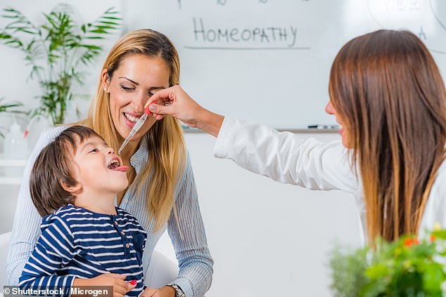 Die Homöopathie wurde 2017 vom NHS in England aufgrund fehlender Beweise für ihre Wirksamkeit eingestellt, sie ist jedoch immer noch privat erhältlich