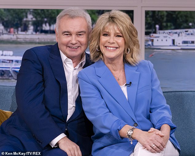 Im vergangenen Oktober gab Moderator Eamonn Holmes bekannt, dass er 2018 Gürtelrose hatte. Er musste sich wegen eines Ausschlags, der sein Gesicht bedeckte und zu starken stechenden Schmerzen führte, eine Auszeit von ITVs This Morning nehmen.  Im Bild: Holmes mit Ruth Langsford bei „This Morning“