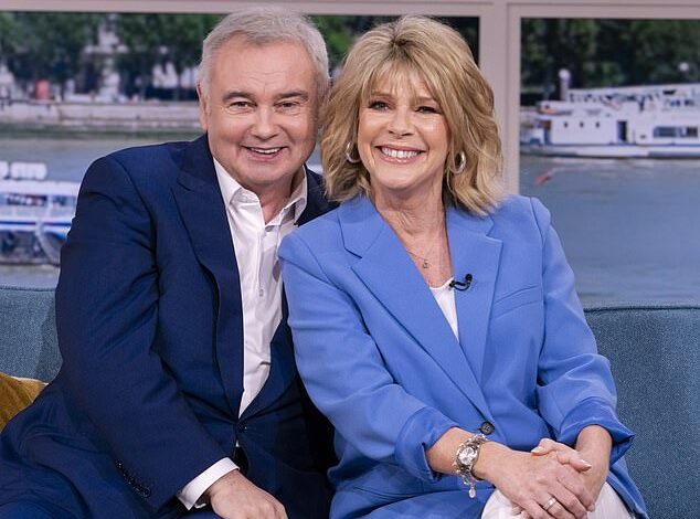 Im vergangenen Oktober gab Moderator Eamonn Holmes bekannt, dass er 2018 Gürtelrose hatte. Er musste sich wegen eines Ausschlags, der sein Gesicht bedeckte und zu starken stechenden Schmerzen führte, eine Auszeit von ITVs This Morning nehmen.  Im Bild: Holmes mit Ruth Langsford bei „This Morning“