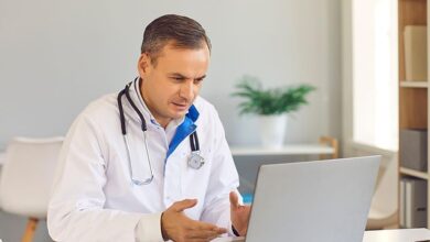 Hausärzte haben nicht das richtige Gleichgewicht zwischen persönlichen und Online-Terminen gefunden, hat ein hochrangiger NHS-Beamter zugegeben (Stockbild)