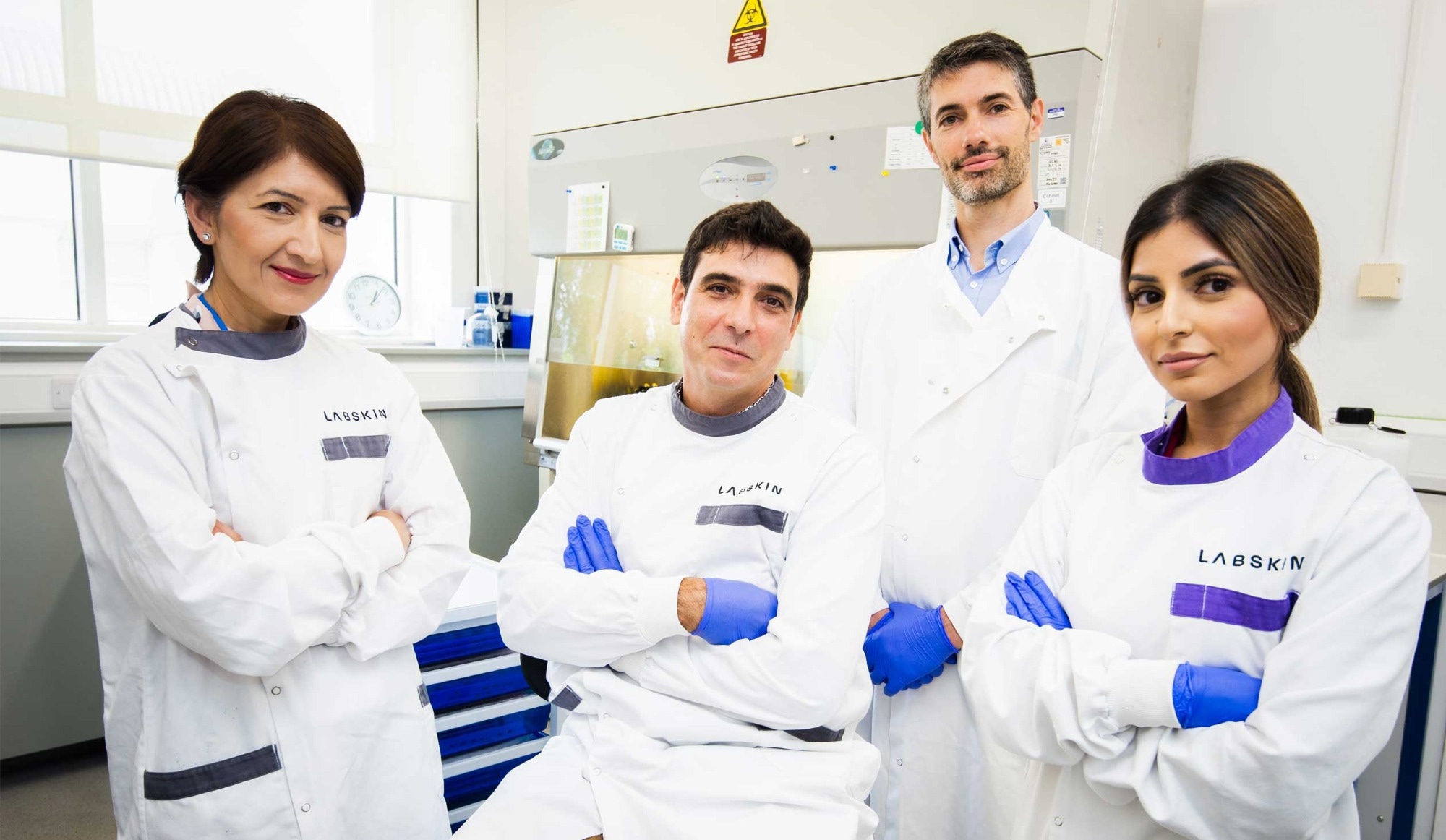 Im Bild unten von links nach rechts: Dr. Sobia Kauser, Assistenzprofessorin, University of Bradford, Dr. David Caballero-Lima, Chief Scientist Labskin, Dr. Jacobo Elies Gomez, Assistenzprofessor, University of Bradford, Dr. Omera Bi, Labskin Im Labor gezüchtetes „pigmentiertes“ Hautäquivalent zum ersten Mal im Handel erhältlich