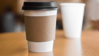 Das Trinken von Kaffee oder Tee aus einem Pappbecher ist nicht nur verschwenderisch, sondern birgt auch die Gefahr, Tausende von Mikroplastik zu verschlucken, warnen Wissenschaftler