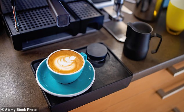 Kaffee ist eines der am häufigsten konsumierten Getränke der Welt, aber frühere Studien waren widersprüchlich darüber, ob er der Gesundheit zugute kommen oder schaden könnte.  Neben Koffein enthält das Getränk auch Mineralien und Antioxidantien.  Einige Studien haben es mit der Verringerung des Risikos von Krebs, Fettleibigkeit, Typ-2-Diabetes und Demenz in Verbindung gebracht.  Andere Studien haben jedoch auf ein erhöhtes Risiko hingewiesen, an Bluthochdruck zu leiden und an Herz-Kreislauf-Erkrankungen zu sterben