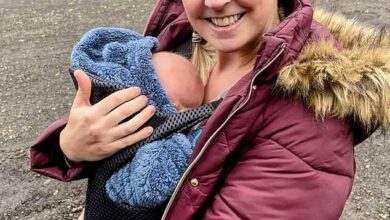 Rachael Rollisson, 32, aus Redditch, Worcestershire, bemerkte das Mal auf der rechten Seite ihrer Stirn vor Jahren, dachte aber, es sei nur ein Muttermal, abgebildet mit ihrem Baby James Rollisson