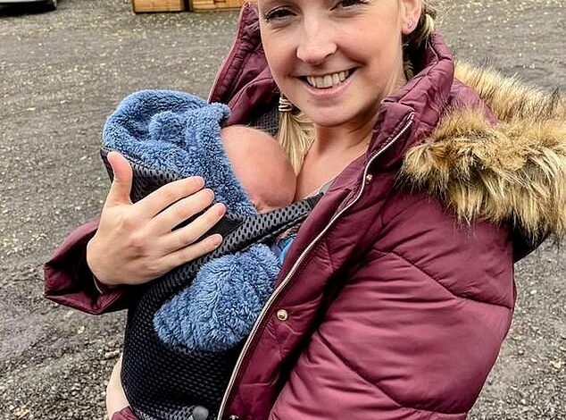 Rachael Rollisson, 32, aus Redditch, Worcestershire, bemerkte das Mal auf der rechten Seite ihrer Stirn vor Jahren, dachte aber, es sei nur ein Muttermal, abgebildet mit ihrem Baby James Rollisson