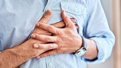 Professor Naveed Sattar vom Institut für kardiovaskuläre und medizinische Wissenschaften der Universität Glasgow sagte: „Grippe belastet Ihre Arterien und macht Ihr Blut dicker. Wenn Sie also an einer Herzerkrankung leiden, könnte Sie die Schwelle für einen Herzinfarkt überschreiten.“
