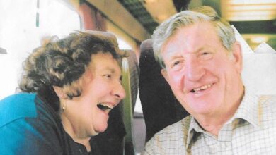 Margaret Copus aus Sussex, die durch einen Schlaganfall gelähmt war, wurde drei Jahre lang die Fortsetzung der Gesundheitsversorgung verweigert, bevor ein unabhängiges Gremium die Entscheidung aufhob.  (Sie ist mit ihrem Ehemann Tim abgebildet)