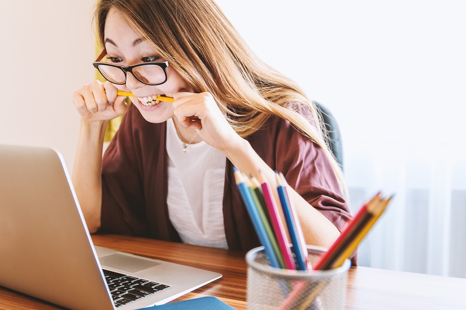 Studie enthüllt: Deutsche verbringen bedenklich viel Zeit im Sitzen und leiden unter Stress