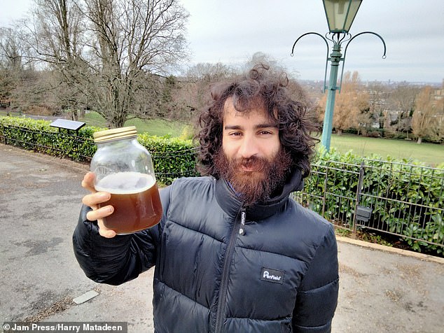 Harry Matadeen (im Bild), 34, aus Hampshire, begann im Sommer 2016, Urin zu trinken, weil er seine Depression „verzweifelt heilen“ wollte und „aufgeschlossen“ dafür war