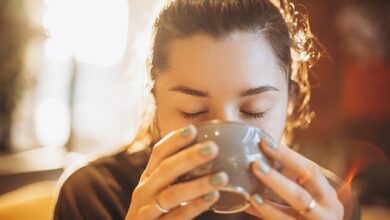 Während Sie vielleicht versucht sind, nach einem kalten Getränk zu greifen, um sich abzukühlen, können überraschend heiße Getränke wie Tee und Kaffee tatsächlich effektiver sein