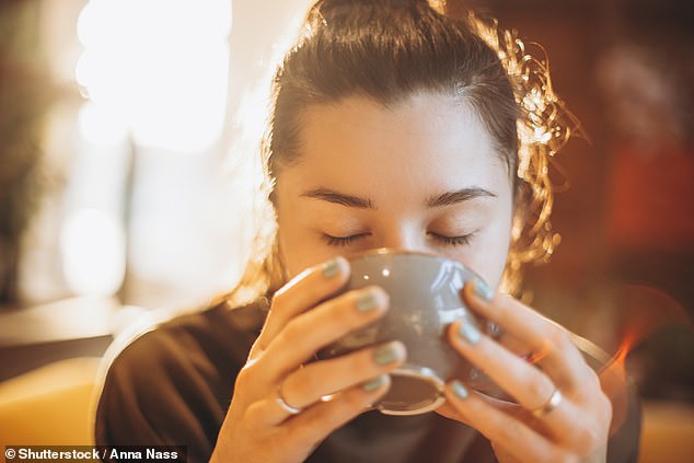 Während Sie vielleicht versucht sind, nach einem kalten Getränk zu greifen, um sich abzukühlen, können überraschend heiße Getränke wie Tee und Kaffee tatsächlich effektiver sein