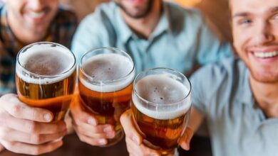 Forscher der University of Pennsylvania haben herausgefunden, dass das Trinken von nur drei Pints ​​pro Woche dazu führen kann, dass Ihr Gehirn um ein halbes Jahr länger altert