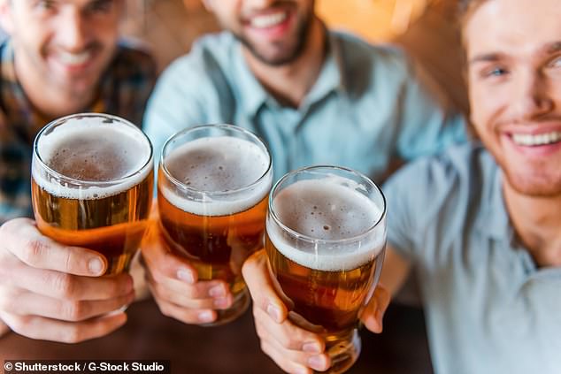 Forscher der University of Pennsylvania haben herausgefunden, dass das Trinken von nur drei Pints ​​pro Woche dazu führen kann, dass Ihr Gehirn um ein halbes Jahr länger altert