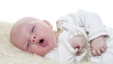 Zwischen Husten können die Betroffenen nach Luft schnappen, was ein „Whoop“-Geräusch verursacht.  Jeder kann sich anstecken.  Aber Erwachsene haben normalerweise keine oder nur leichte Symptome, während Babys lebensbedrohliche Dehydration, Atembeschwerden und Lungenentzündung erleiden können